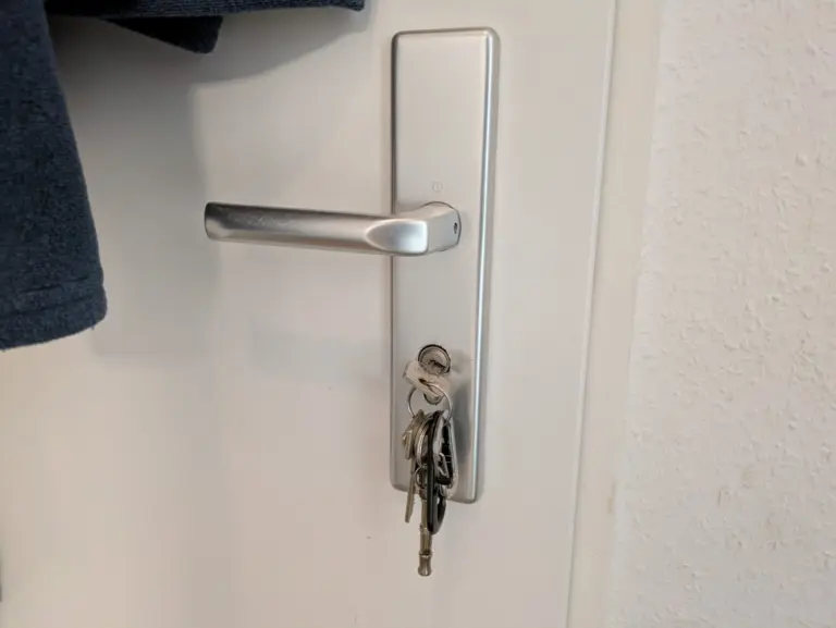 W Niemczech wszystkie drzwi do mieszkań tak wyglądają