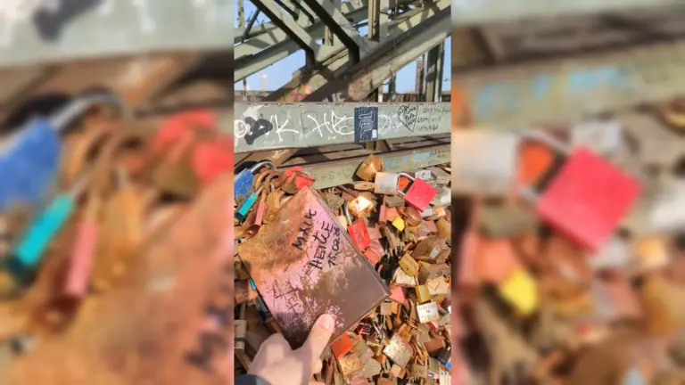 Romantyczny most w Niemczech pełen kłódek miłości